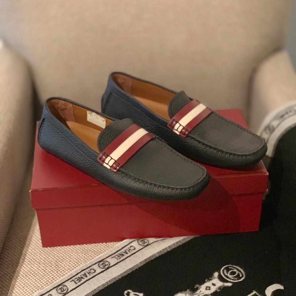 Authentic shoe size 10 and 10.5 pls ask for info
